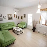 The Pine Grove Feriehus Golem (Tirana)