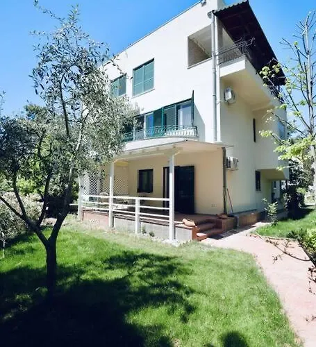 Ferienhaus The Pine Grove Golem (Tirana)