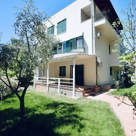 Tatil Evi The Pine Grove Golem (Tirana)